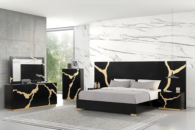 Goldsberg E.King Bed w/ Wall Panels
