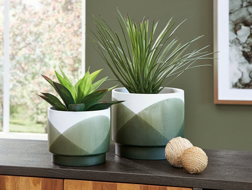 Ardenridge Planter (Set of 2) - Furniture World