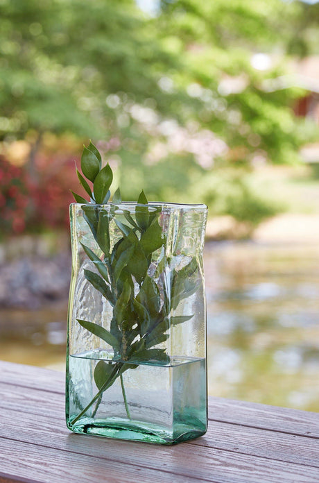 Taylow Vase - Furniture World