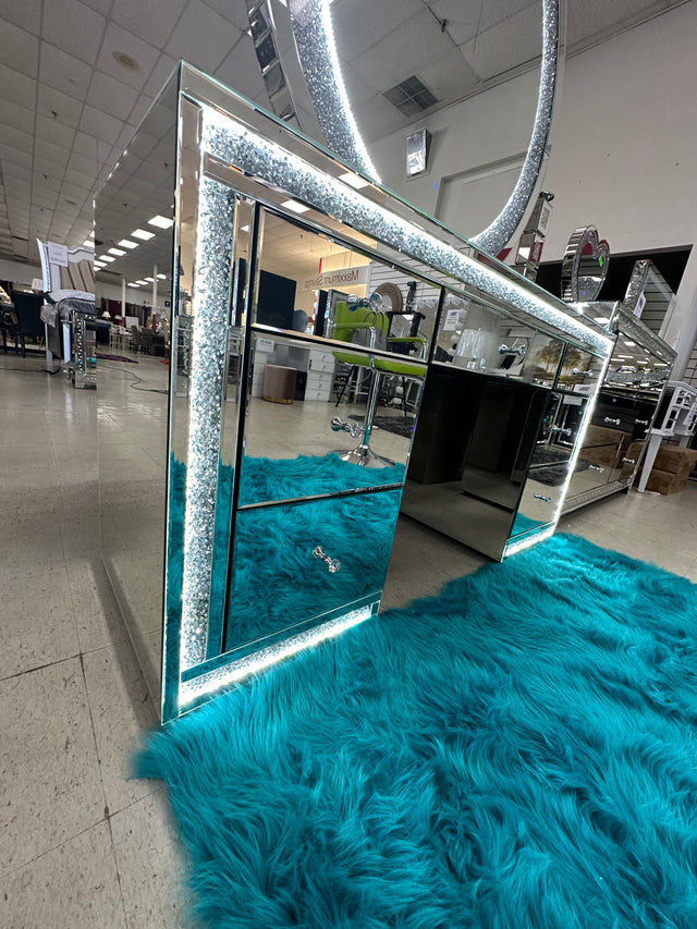 Mirrored Diamond Crush Vanity - Furniture World