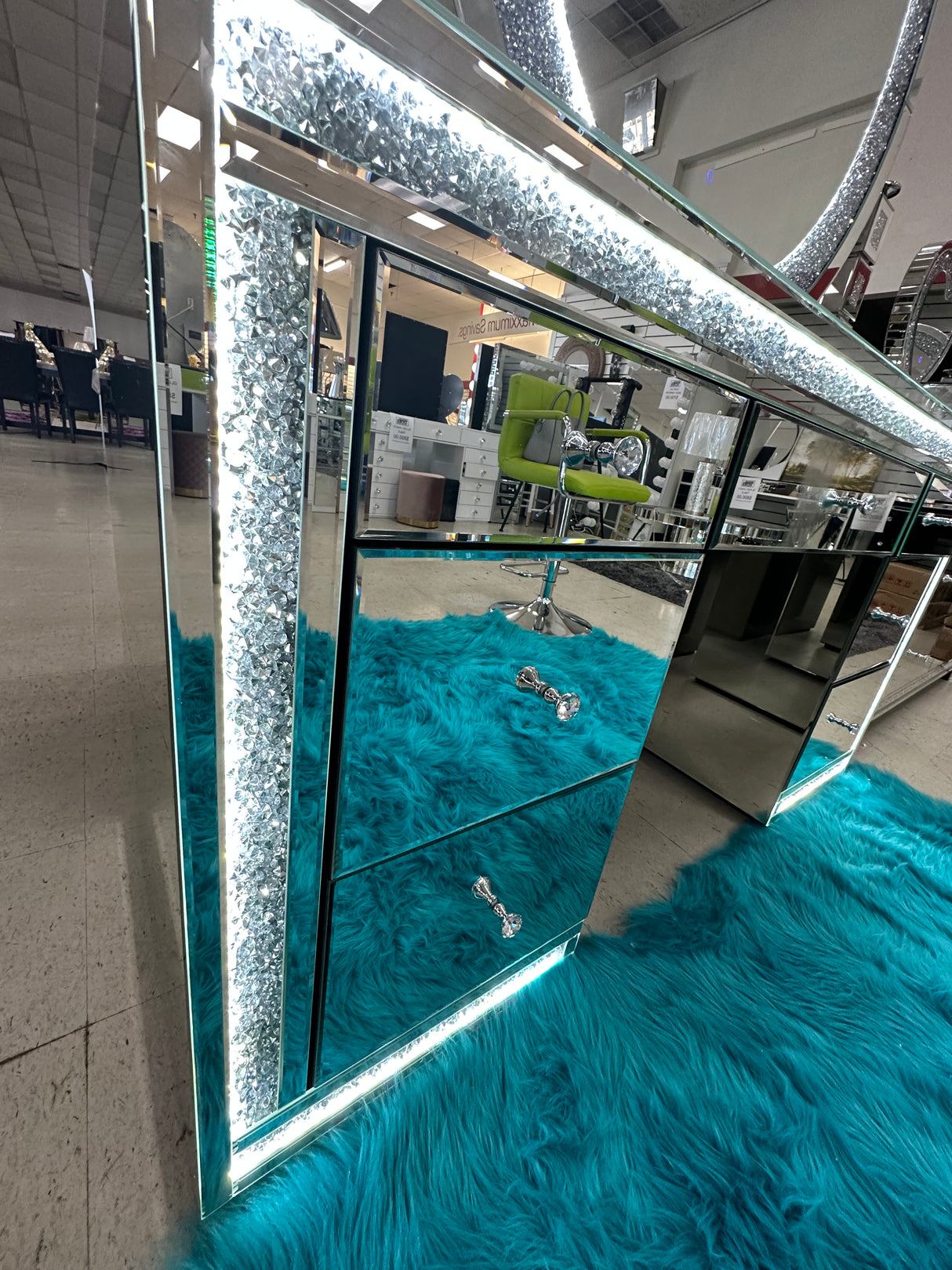 Mirrored Diamond Crush Vanity - Furniture World